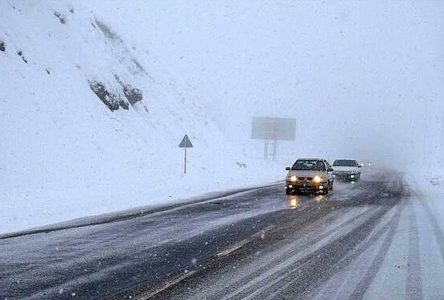 تردد پیوسته همراه با باران در بزرگراه چالوس