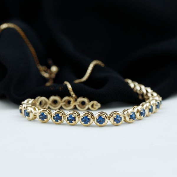 دستبند طلا با نگین یاقوت کبود زیبا