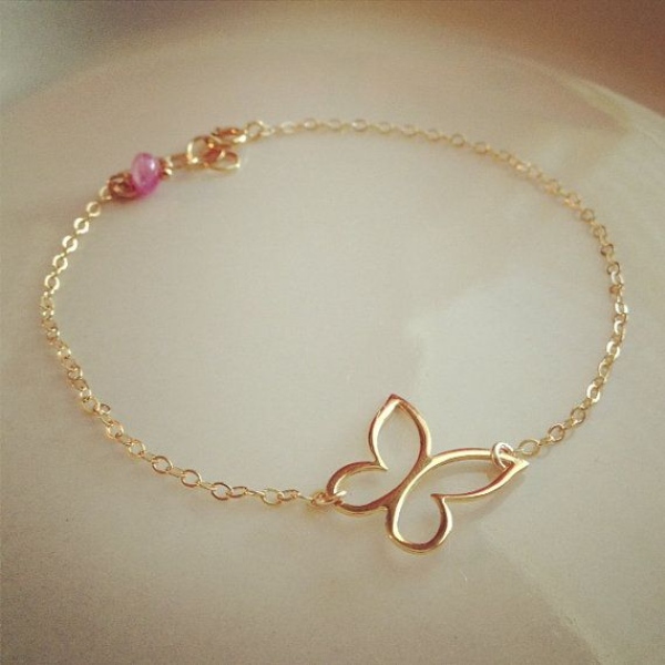 دستبند ظریف با نگین پروانه زیبا