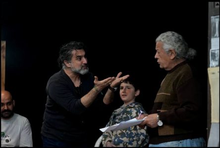 مسعود تکاور متن تئاتر «چای تلخ» را روی صحنه به اجرا می‌گذارد.