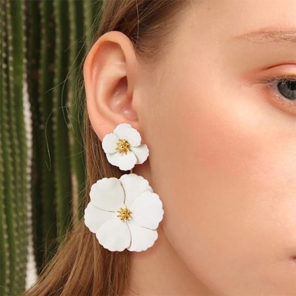 مدل گوشواره با گل سفید زیبا