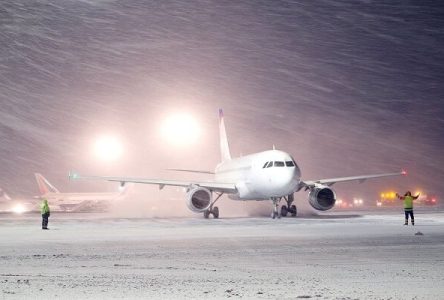 انجام پروازها در فرودگاه امام در حال بارش برف
