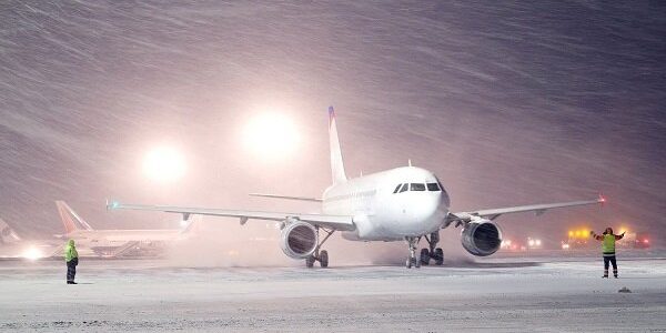 انجام پروازهای فرودگاه امام با وجود بارش برف
