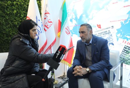 حضور مدیر عامل مخابرات ایران در غرفه دیجیاتور به زبان فارسی است.