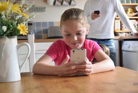 ممنوعیت استفاده از گوشی همراه در مدارس انگلیس