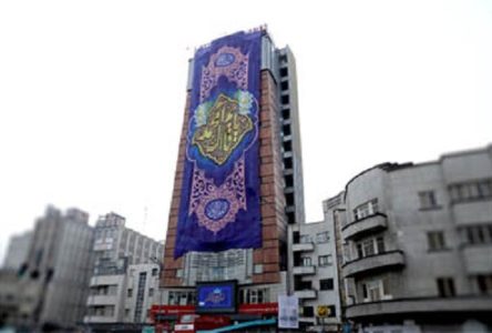 پرچم مبارک حضرت مهدی (عج) بر فراز بانک شهر منتشر شد.