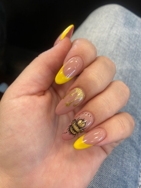 مدل ناخن بهاری فرنچ زرد با طرح زنبور زیبا