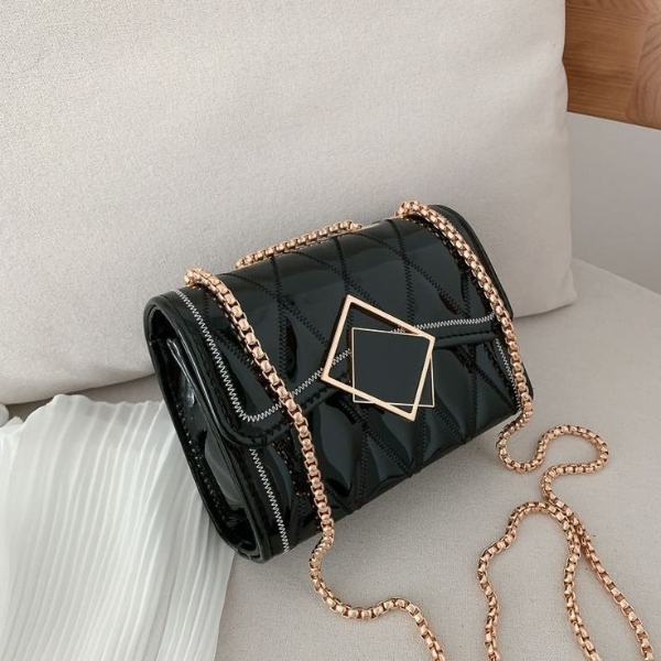 مدل کیف مشکی با زنجیر طلایی زیبا