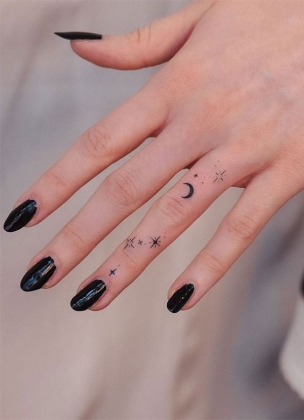 ایده تتوی روی بند انگشت با طرح ماه و دیجیاتور زیبا