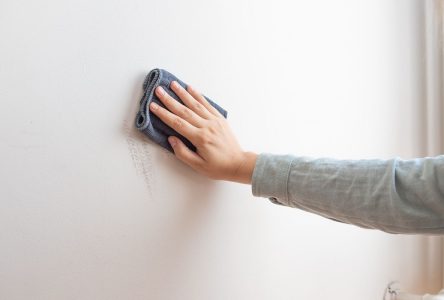 راه‌های ساده و ارزان برای تمیزکردن دیوارهای سفید به‌سرعت