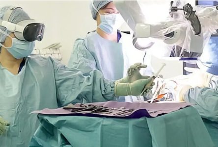 انجام عمل جراحی ستون فقرات با استفاده از هدست ویژن اپل