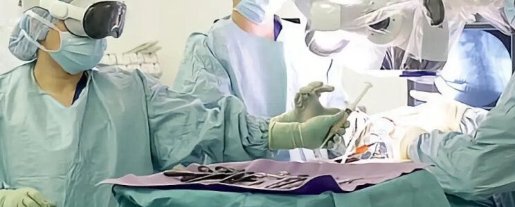 انجام عمل جراحی ستون فقرات با هدست ویژن اپل